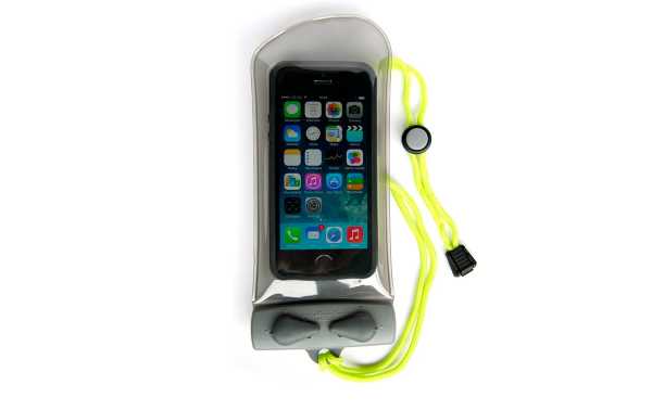 La funda AQUAPAC 108 ofrece una solución integral y confiable para aquellos que desean proteger sus teléfonos móviles de manera efectiva contra el agua y otros elementos. Diseñada para ser 100% estanca, esta funda proporciona una barrera impermeable, perm