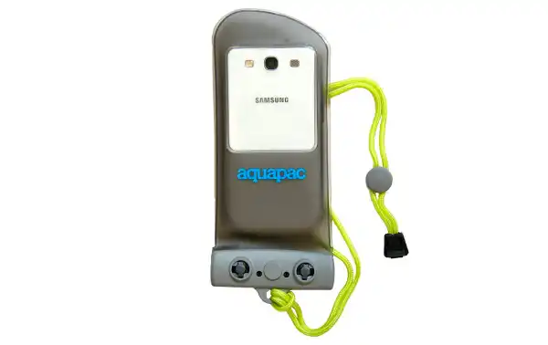 Total Waterproofing: The AQUAPAC 108 case is designed with high quality waterproof materials that guarantee total protection against water. You can submerge your mobile phone without worrying about water damage.