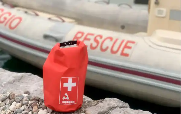 AQ174 waterproof first aid bag height 25 circumference 17 cm