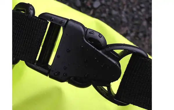 The sealing process is very simple: simply fold the lid three times to ensure a secure, airtight seal. The bright color of the bags makes it easy to identify your equipment and prevents them from getting too hot under sun exposure.