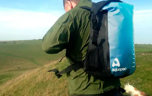 The backpack's side nets make it easy to quickly access bottles or other essential items. These nets provide extra space to store small items, keeping them within easy reach during your outdoor activities.