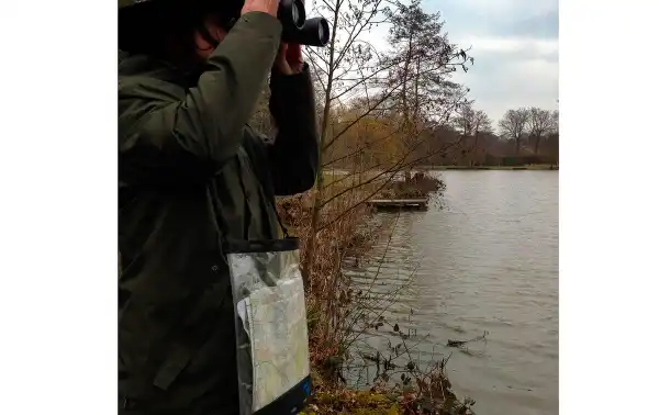 Acesso conveniente: O case possui uma janela totalmente transparente em ambos os lados, permitindo acesso conveniente e claro aos seus mapas em todos os momentos. Isto é útil para navegação e planejamento durante atividades ao ar livre.