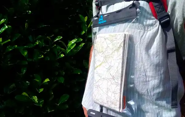 Leitura de mapas: O case possui uma janela de plástico transparente que permite a leitura de seus mapas sem a necessidade de removê-los do case. Isto é especialmente útil para navegação e planejamento de rotas para atividades como caminhadas e caiaque.