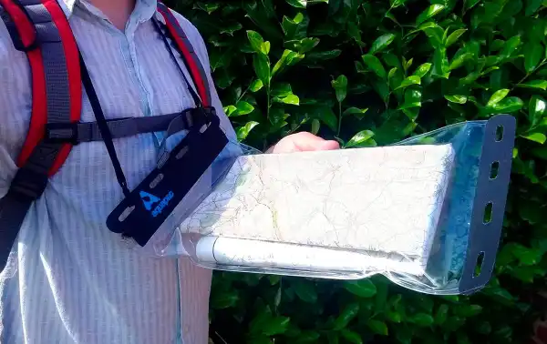 O Aquapac AQ-809 Kaituna é um suporte à prova d'água projetado para proteger e permitir a leitura de mapas enquanto você está ao ar livre, caminhando ou andando de caiaque.