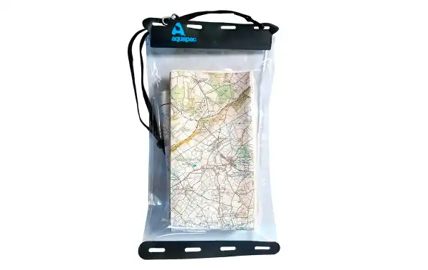 Material Transparente: A janela de plástico transparente permite uma visão clara dos seus mapas, facilitando a leitura e a navegação sem comprometer a proteção contra água.