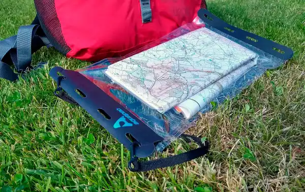 Estojo à prova d'água: O estojo foi projetado para ser totalmente à prova d'água, o que significa que protegerá seus mapas da umidade e da água, o que é essencial em atividades ao ar livre onde pode haver exposição à água.