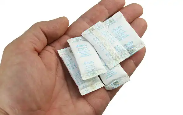 Las AQ 905 AQUAPAC Bolsitas desecantes son un producto diseñado para mantener las fundas secas y libres de humedad. Estas bolsitas contienen desecantes, que son sustancias que absorben la humedad del ambiente y ayudan a prevenir la condensación y la acumu