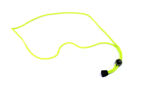 El AQ 915 AQUAPAC cordón correa de transporte ajustable es un producto diseñado para proporcionar una sujeción segura y conveniente para diversos elementos. Tiene un color verde ácido y está fabricado en polipropileno, un material duradero y resistente al