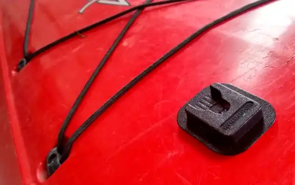 AQ 972 AQUAPAC Suporte adesivo para fixação rápida. Ideal para pendurar sua capa e walkie talkie em um jet ski, barco, veículo, etc. Em suma, em qualquer lugar você pode colar este acessório que é suportado graças à resistente fita adesiva 3M que contém. 