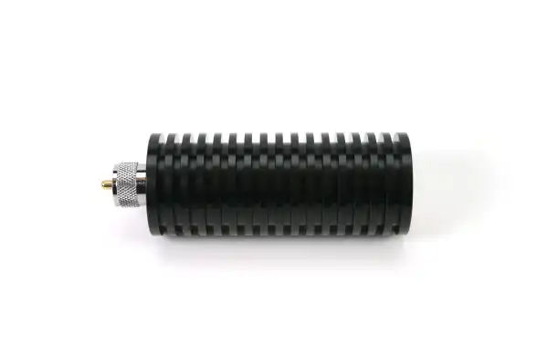 Con resistencia de 50 ohmios.