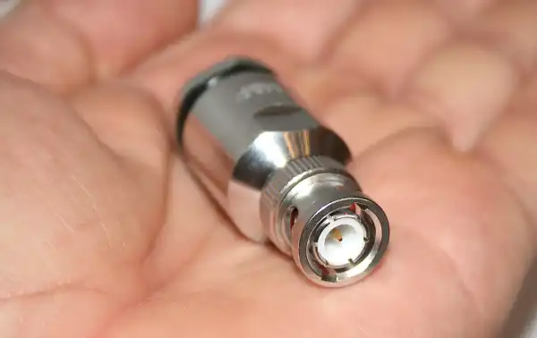 Connecteur BNC mâle M&P C.BNC.BROAD50-M pour câble de 10,3 mm.