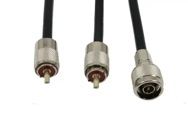 Conectores: cabos de saída 2 x plugues PL259 + 1 x tipo N