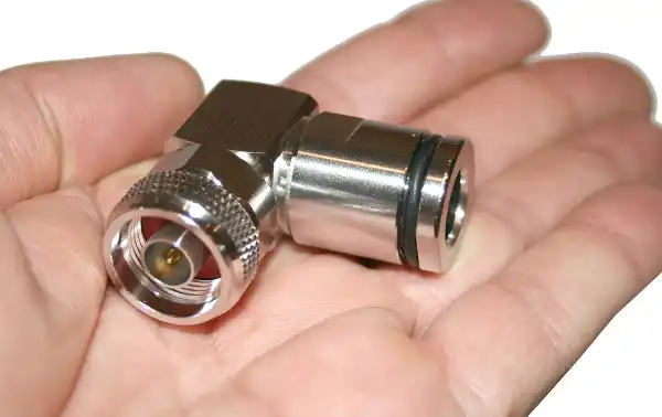 Type : Connecteur mâle coudé en forme de N