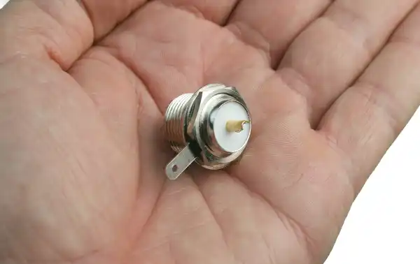Pérdidas por Inserción Mínimas: El conector está diseñado para minimizar las pérdidas por inserción, lo que significa que la pérdida de señal al conectar el cable coaxial al equipo es mínima.