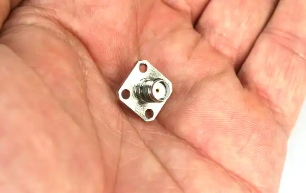 CON1680 Conector SMA Hembra chasis 4 tornillos, pin de soldar