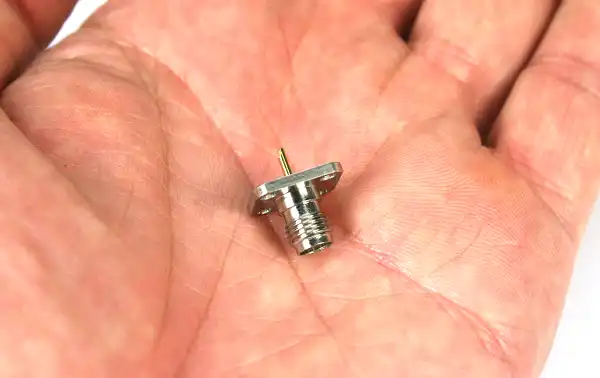 CON1680 Conector SMA Hembra chasis 4 tornillos, pin de soldar