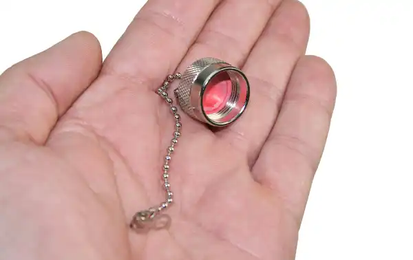 Le Con-1696 est une fiche conçue pour protéger la base de l'antenne avec des connecteurs PL femelle et N femelle