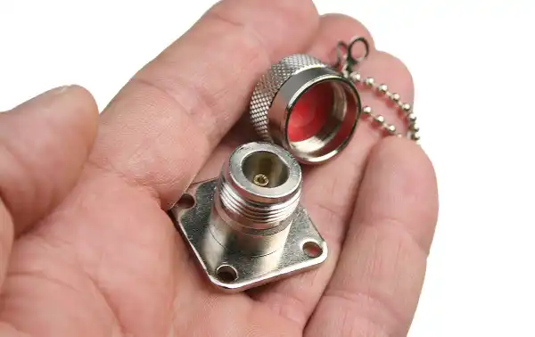 Sa fonction principale est de maintenir le connecteur scellé et protégé de l'eau, de la saleté et d'autres éléments qui pourraient endommager ou affecter les performances de la base de l'antenne.