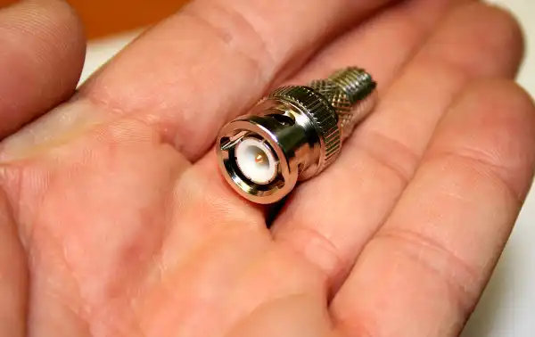 CON1835 Adaptateur MINI UHF Femelle vers BNC Mâle