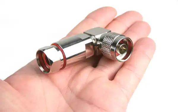 CON4263 Connecteur N mâle coudé pour câble 1/2 pouce Superflexible