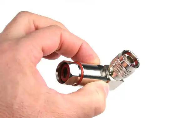 CON4263 Connecteur N mâle coudé pour câble 1/2 pouce Superflexible