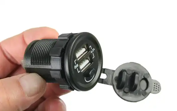 CON4365 Base roscada estanca para panel. 2 hembras USB-A. Con pulsador. 12-24 voltios. 4 Amperios. Nivel de protección estanco. Con pulsador para iluminar el conector, solo estara encendida mientras se mantenga pulsado el boton.