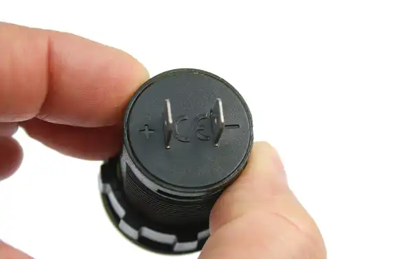 CON4365 Base roscada estanca para panel. 2 hembras USB-A. Con pulsador. 12-24 voltios. 4 Amperios. Nivel de protección estanco. Con pulsador para iluminar el conector, solo estara encendida mientras se mantenga pulsado el boton.