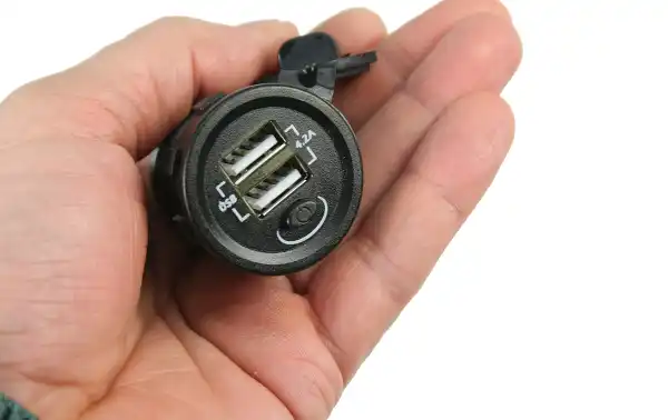 CON4365 Base roscada estanca para panel. 2 hembras USB-A. Con pulsador. 12-24 voltios. 4 Amperios. Nivel de protección estanco. Con pulsador para iluminar el conector, solo estara encendida mientras se mantenga pulsado el boton.