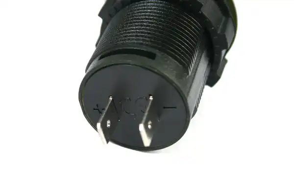 CON4365 Base roscada estanca para panel. 2 hembras USB-A. Con pulsador. 12-24 voltios. 4 Amperios. Nivel de protección estanco. Con pulsador para iluminar el conector, solo estara encendida mientras se mantenga pulsado el boton.