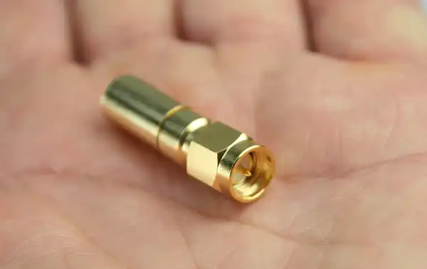 Características y ventajas: Los conectores SMA ofrecen diversas ventajas, como un diseño compacto y roscado que garantiza una conexión segura y robusta, lo que es especialmente importante en aplicaciones móviles o en condiciones ambientales adversas. Adem