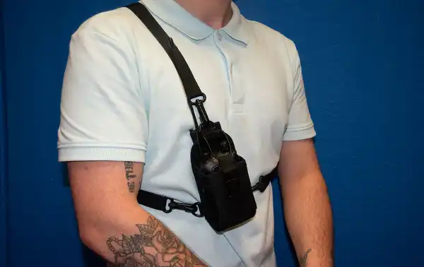 CS02 Funda Universal de Nylon. Fijación para cinturón y 3 arneses. Para walkies de talla Grande