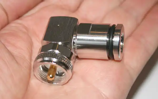 Tipo: conector UHF macho (PL-259)