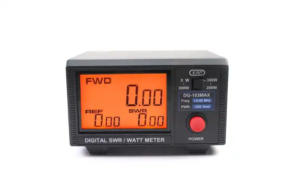 En síntesis, el K-PO DG-103MAX ha ascendido como una solución sumamente anhelada para mediciones precisas en aplicaciones de alta frecuencia. Con su capacidad de medir PEP en AM y SSB, su amplio rango de frecuencia, potencia máxima y alta precisión, este 