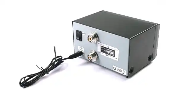 El DG-103MAX ha sido meticulosamente diseñado para operar en el rango de frecuencia que abarca desde 1,6 hasta 60 MHz, lo que lo convierte en una herramienta versátil para aplicaciones de alta frecuencia (HF). Además, su capacidad para manejar una potenci