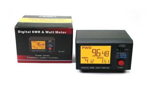 El K-PO DG-503-MAX destaca como un medidor SWR y Watímetro digital de excelencia, diseñado para proporcionar mediciones precisas y fiables de potencia directa y potencia reflejada, junto con los valores de VSWR. Este dispositivo ha sido creado para satisf