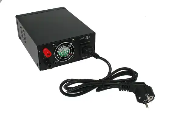 ALINCO DM30G Fuente alimentacion conmutada 25A. Regulable 9 a 15 voltios, con pantalla LCD, lectura de amperaje y voltage.