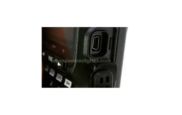 Conector mini-USB embutido no walkie talkie