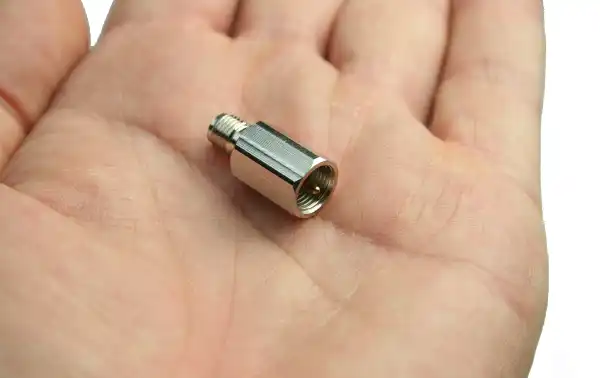 El conector FME es un conector de rosca que se utiliza en aplicaciones de telecomunicaciones, especialmente en equipos móviles, como teléfonos celulares y radios portátiles.