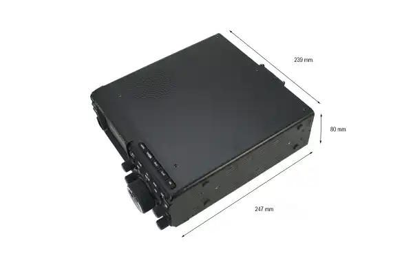 Este equipamento oferece uma potência de transmissão de 100 watts, que é ajustável numa faixa de 5 a 100 watts, permitindo que a potência seja adaptada de acordo com as necessidades de comunicação. Seu estágio de entrada RF usa tecnologia SDR (Software De