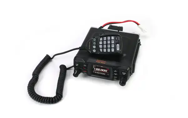 Transceptor móvel C4FM/FM de banda dupla VHF/UHF.