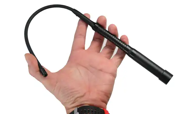 . Concernant le gain, il offre 0 dBi dans la bande 144 MHz et 2,15 dBi dans 430 MHz, assurant des performances adéquates notamment dans la bande UHF. Son VSWR est inférieur à 1,5, ce qui minimise la perte de signal et améliore l'efficacité de l'an