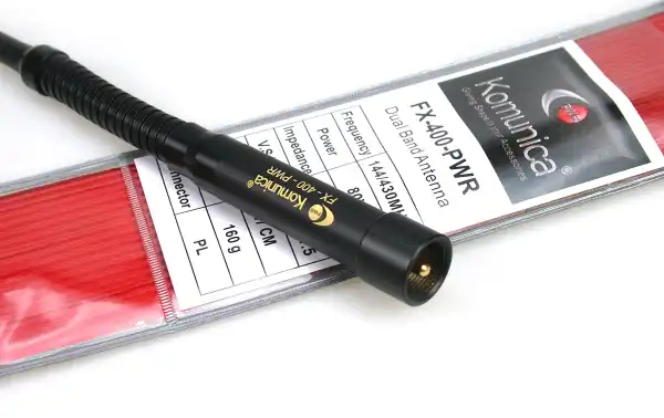 . Concernant le gain, il offre 0 dBi dans la bande 144 MHz et 2,15 dBi dans 430 MHz, assurant des performances adéquates notamment dans la bande UHF. Son VSWR est inférieur à 1,5, ce qui minimise la perte de signal et améliore l'efficacité de l'an