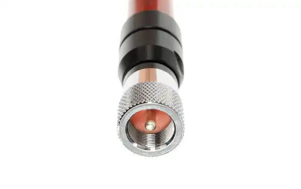 onector: La antena tiene un conector PL-259, que es un conector coaxial comúnmente utilizado en aplicaciones de radioafición y comunicaciones.