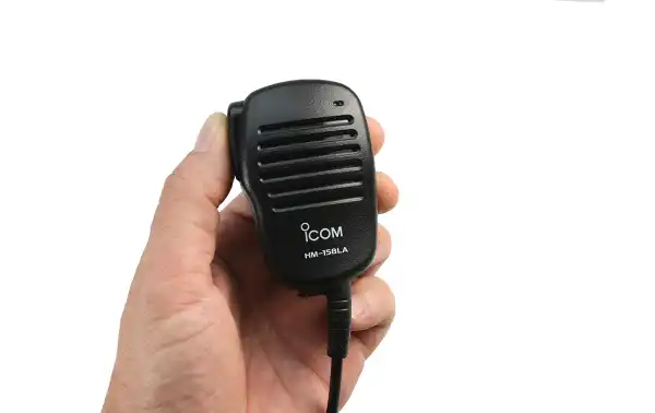 La conexión del micrófono-altavoz es compatible con radios ICOM IC-F1000 y IC-F2000, y utiliza un conector específico que asegura una conexión segura y confiable entre el micrófono y la radio.