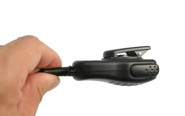 El cable del micrófono tiene un diámetro de 4.5 mm y está fabricado con PU, lo que le brinda resistencia y durabilidad. Además, cuenta con una parte en espiral que ofrece mayor comodidad de movimiento y garantiza la máxima resistencia frente a tirones.