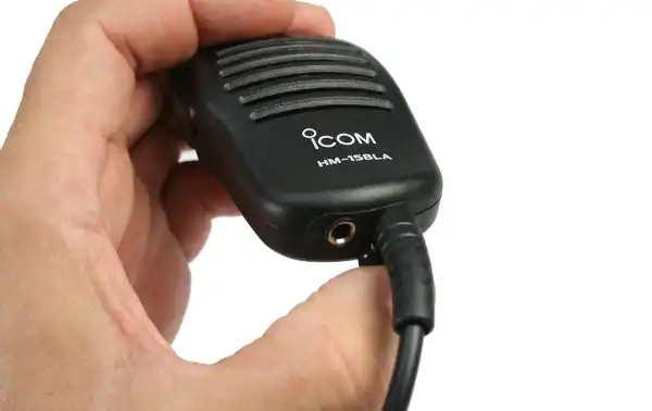 La carcasa del micrófono-altavoz es extra resistente y está diseñada para resistir las circunstancias más duras de trabajo. Su pinza giratoria de acero inoxidable garantiza una sujeción segura al equipo o la ropa.