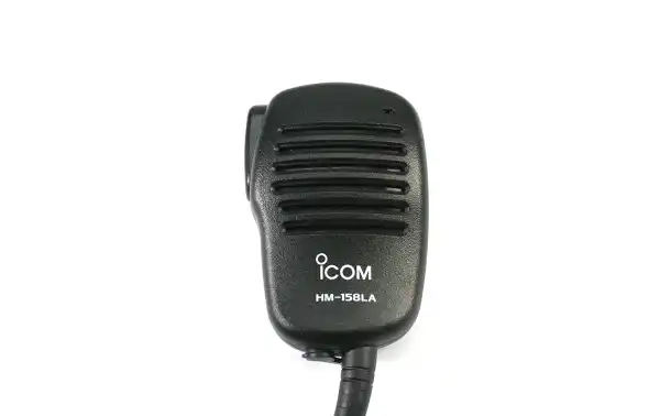 Cuenta con un pulsador PTT sobredimensionado que facilita su uso y una conexión de 3.5 mm para conectar un auricular externo, permitiendo una escucha privada de las comunicaciones de radio.