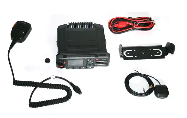 Cet appareil prend en charge jusqu'à 1024 canaux programmables et offre des options de montage télécommandées pour l'unité principale, permettant une installation flexible dans les véhicules, les motos ou les stations fixes. Il est doté d'une 