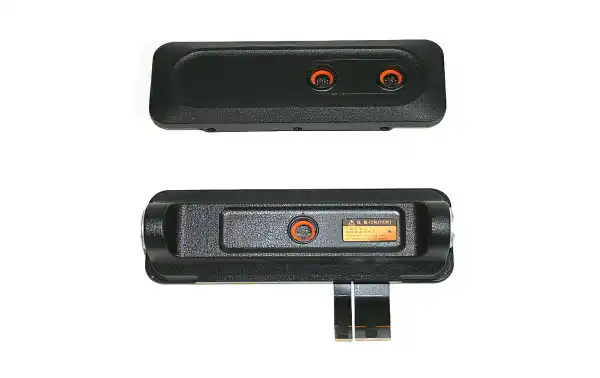 Le kit fournit les composants nécessaires pour connecter le panneau de commande à distance à la radio via un câble longue distance, permettant une installation flexible et pratique.