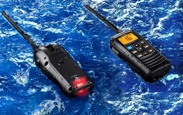 ICOM IC-M37E Walkie Talkie sumergido en agua